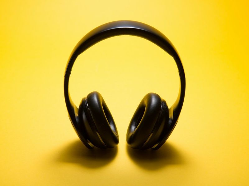 Fone de ouvido sobre fundo amarelo